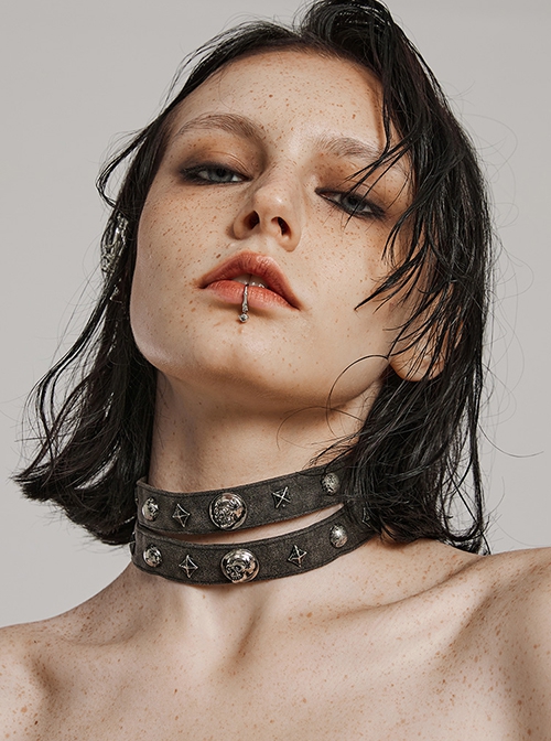 Old Look Gray Woven With Metal Skull Pattern Rivets To Decorate The Punk Style Double Neck Collar