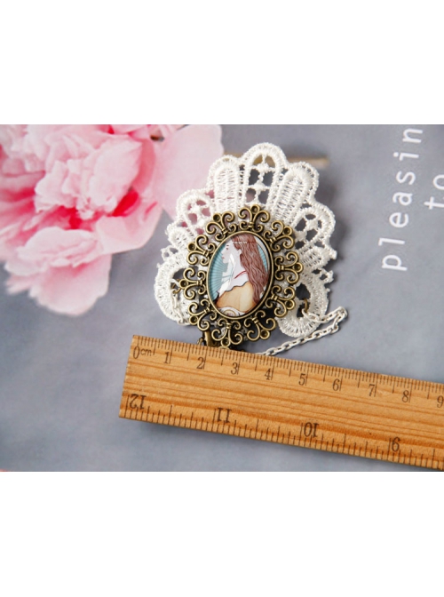 Vintage Fashion Baroque White Lace Artificial Gems Chain Pony Brooch