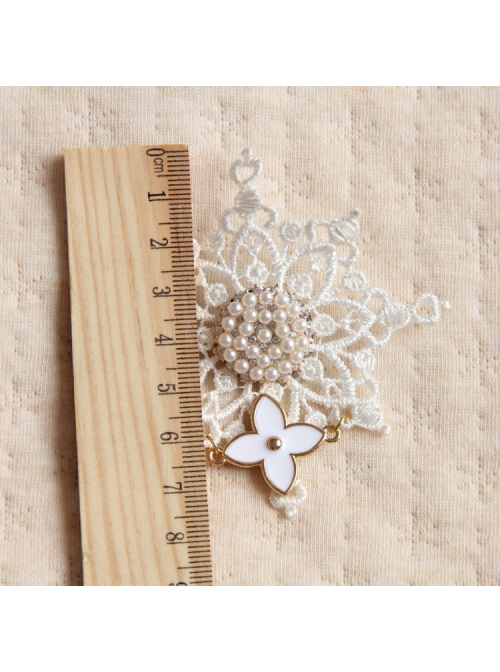 Fashion Retro Christmas Personality White Snowflake Lace Pearl Rhinestone Brooch