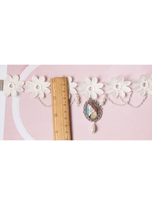 White Lace Flower Imitation Pearl Beauty Portrait Gemstone Pendant Retro Female Short Necklace