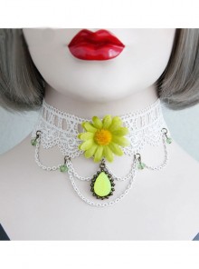 Retro Green Small Chrysanthemum Gemstone Pendant White Lace Tassel Fashion Female Short Necklace