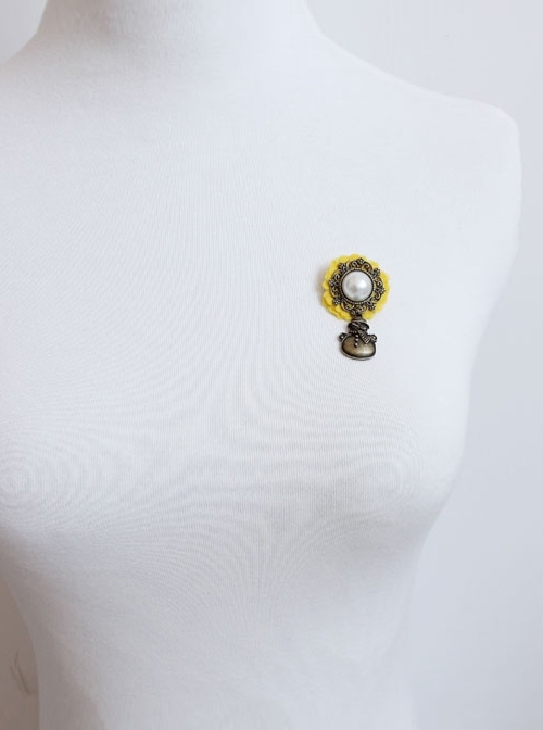 Retro Fashion Christmas Little Snowman Yellow Flowers White Pearl Female Cloth Brooch