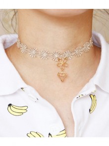 Fashion Simple All-Match Retro Golden Lace Flower Diamond Pendant Female Short Necklace