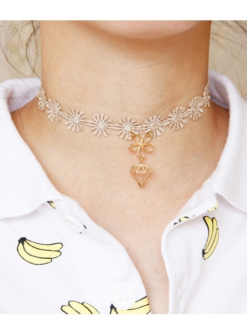 Fashion Simple All-Match Retro Golden Lace Flower Diamond Pendant Female Short Necklace