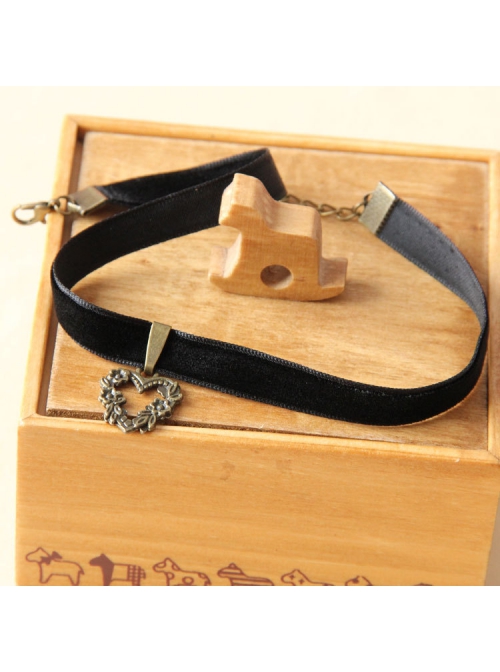 Retro Fashion Personality Love Garland Pendant Black Velvet Rope Female Short Necklace